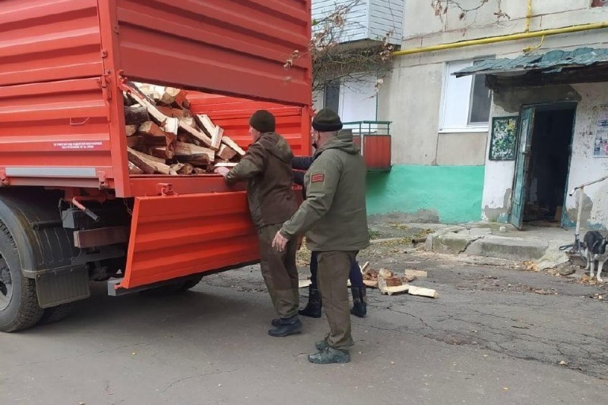 "По 12 колод на будинок": "Влада" Лисичанська привезла до міста "опалення" "По 12 колод на будинок": "Влада" Лисичанська привезла до міста "опалення"