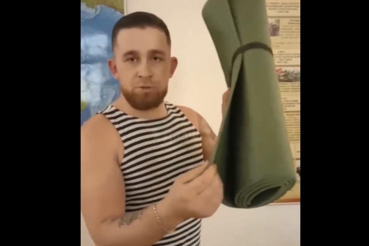 "З килимком для йоги буде зовсім "не холодно": "Мобіки" показали, з чим їх "проводжають" на війну в Україну