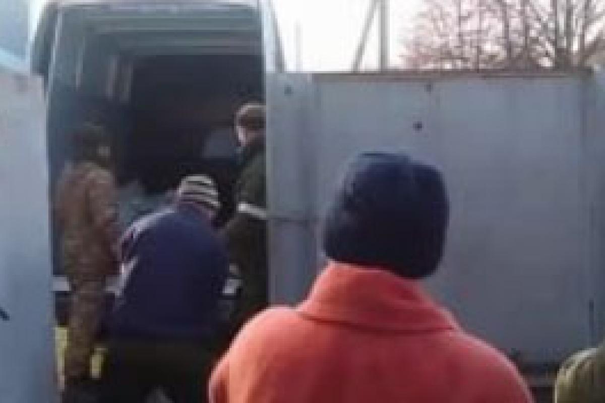 "Раздают людям по мешку угля и хвастаются": Жители Старобельска показали, чем оккупанты "кормят" российских телезрителей "Раздают людям по мешку угля и хвастаются": Жители Старобельска показали, чем оккупанты "кормят" российских телезрителей