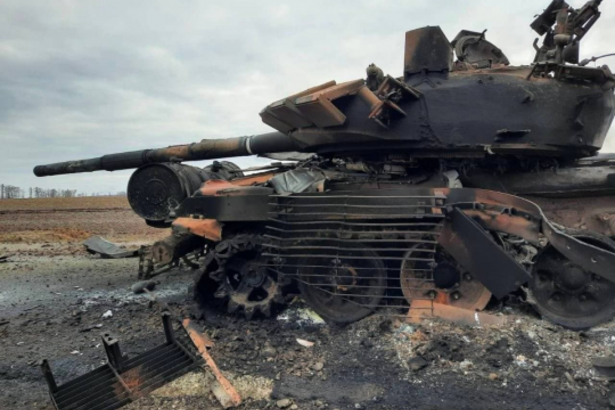 ЗСУ показали колону знищеної техніки окупантів на Луганщині ЗСУ показали колону знищеної техніки окупантів на Луганщині