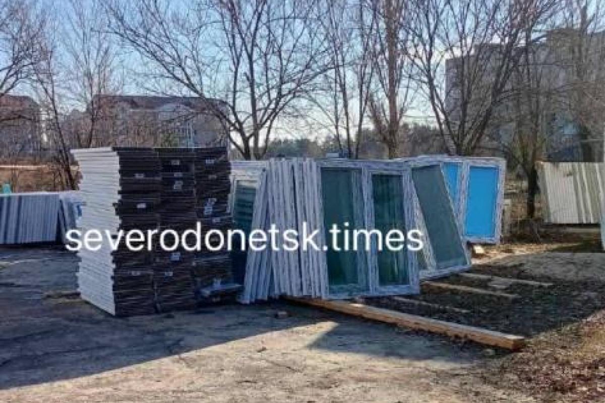 Стрюк розповів, як окупанти у Сєвєродонецьку міняють вікна, розкриваючи квартири Стрюк розповів, як окупанти у Сєвєродонецьку міняють вікна, розкриваючи квартири
