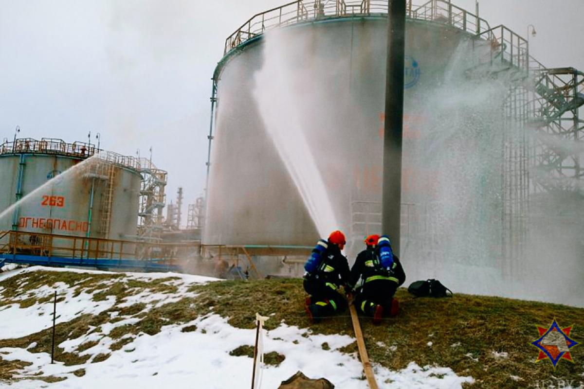 Білорусь не відстає від РФ: на заводі "Нафтан" спалахнула пожежа Білорусь не відстає від РФ: на заводі "Нафтан" спалахнула пожежа