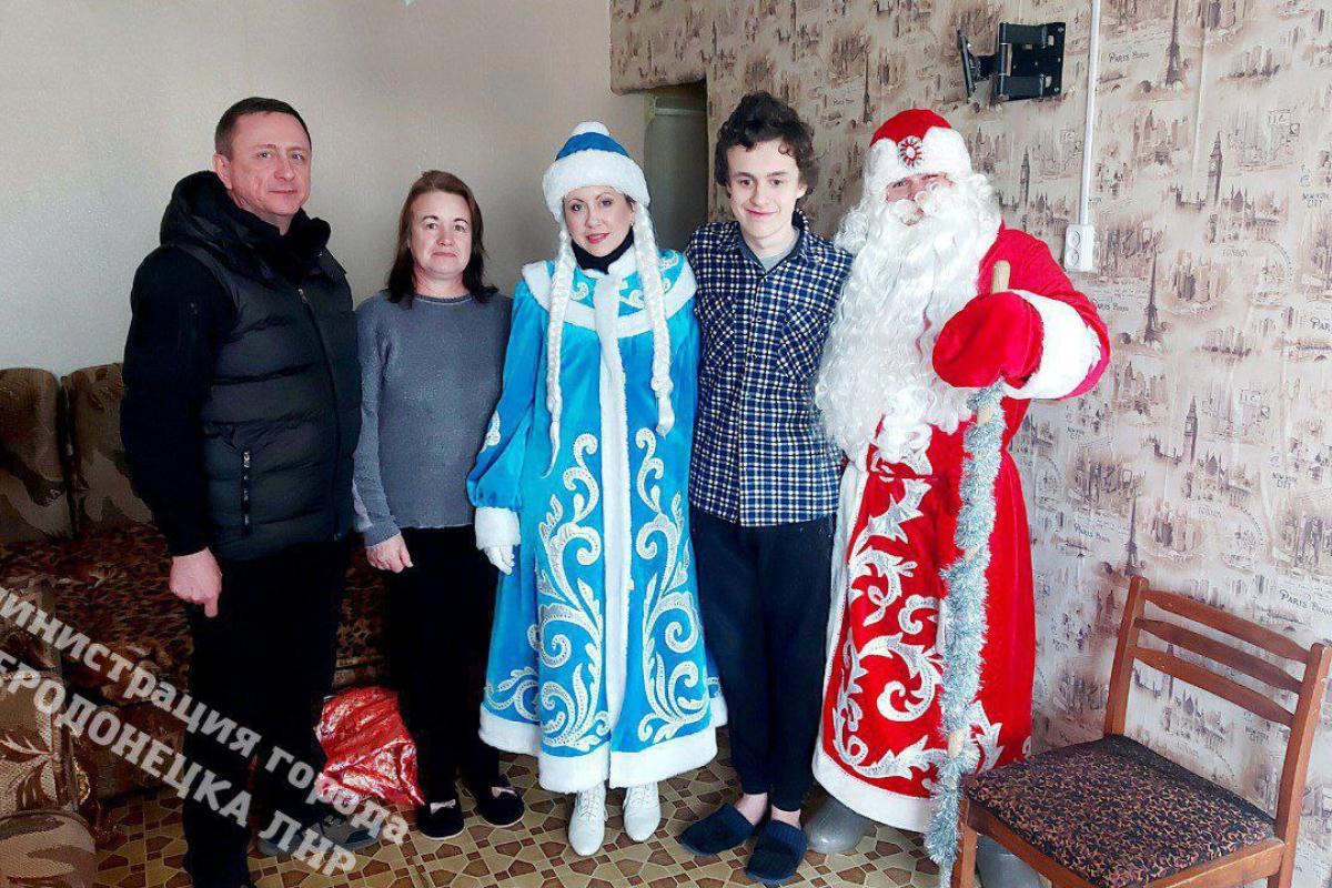 "Щось незрозуміле твориться у Сєвєродонецьку": Моргунов привітав якихось переселенців у місті "Щось незрозуміле твориться у Сєвєродонецьку": Моргунов привітав якихось переселенців у місті