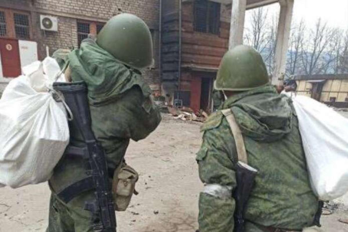 На Херсонщині окупанти вивозять морозильні камери та касові апарати з магазинів На Херсонщині окупанти вивозять морозильні камери та касові апарати з магазинів