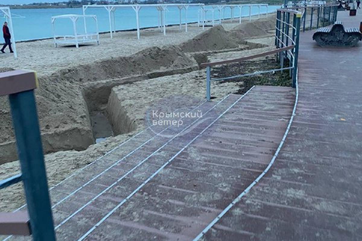 Окапывают или облагораживают: на пляжах Крыма появились глубокие траншеи вдоль берега. Видео Окапывают или облагораживают: на пляжах Крыма появились глубокие траншеи вдоль берега. Видео