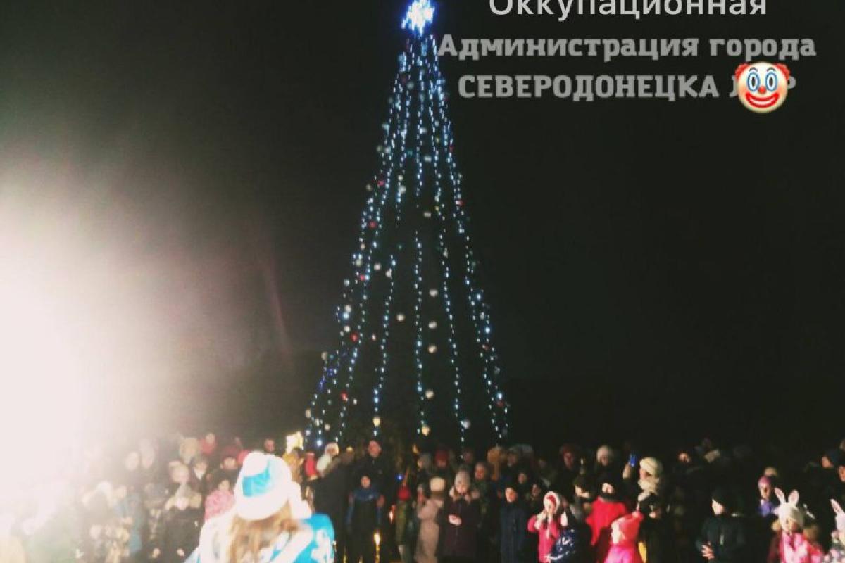 "Кто все эти люди?": в Северодонецке оккупанты открыли новогоднюю елку "Кто все эти люди?": в Северодонецке оккупанты открыли новогоднюю елку