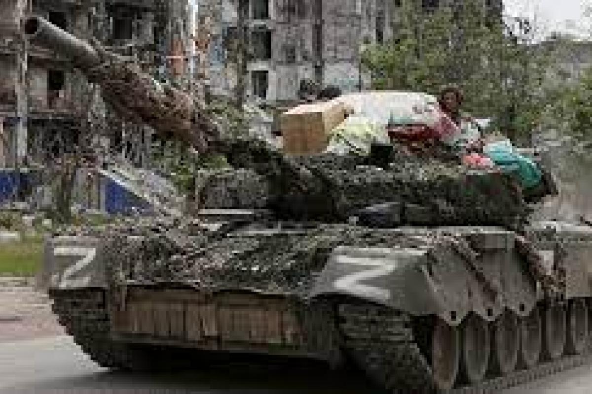 Готуються до відступу: військові РФ почали вивозити награбоване майно з Лисичанська Готуються до відступу: військові РФ почали вивозити награбоване майно з Лисичанська