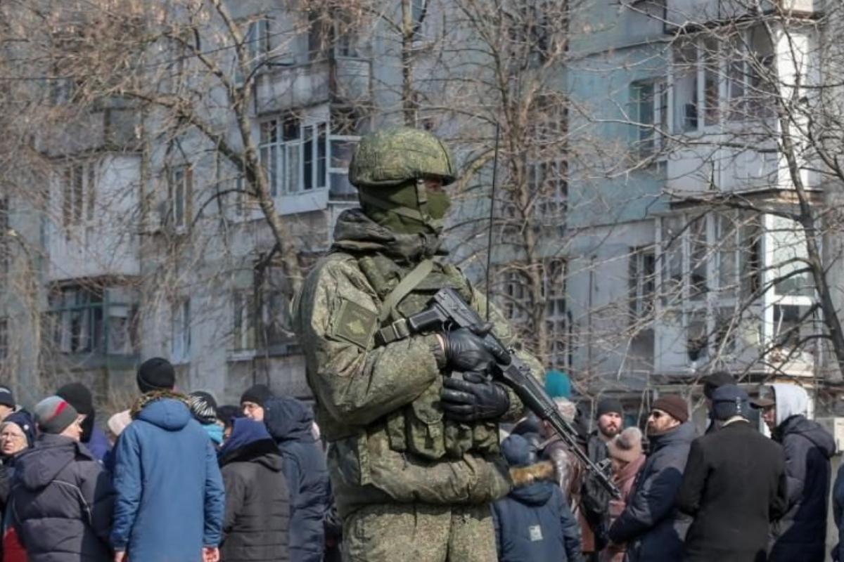 "Опять свату-брату и на рынок": Жители Лисичанска недовольны гуманитарной помощью от оккупантов "Опять свату-брату и на рынок": Жители Лисичанска недовольны гуманитарной помощью от оккупантов
