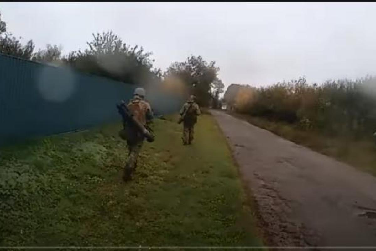 Спецпідрозділ "KRAKEN" показав, як звільняв два населені пункти в Луганській області Спецпідрозділ "KRAKEN" показав, як звільняв два населені пункти в Луганській області