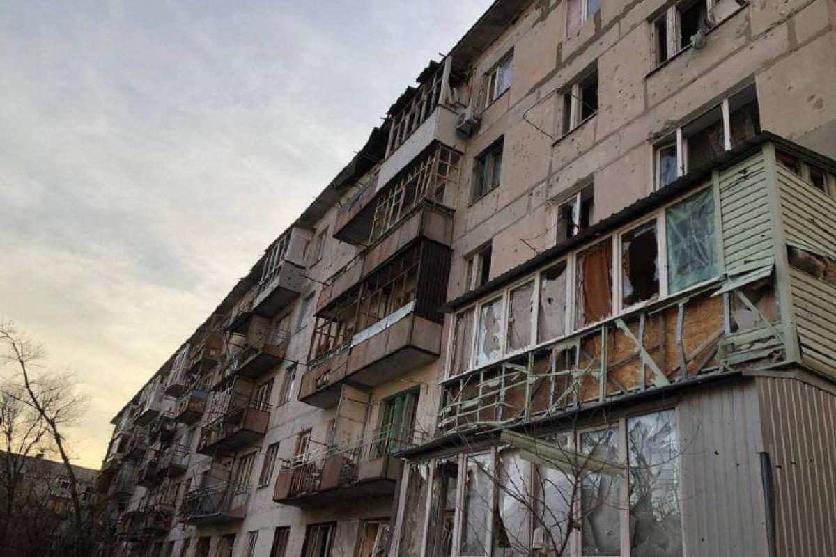 Кучи срезанных радиаторов и новые окна под подъездами: свежие кадры из Северодонецка от очевидцев Кучи срезанных радиаторов и новые окна под подъездами: свежие кадры из Северодонецка от очевидцев