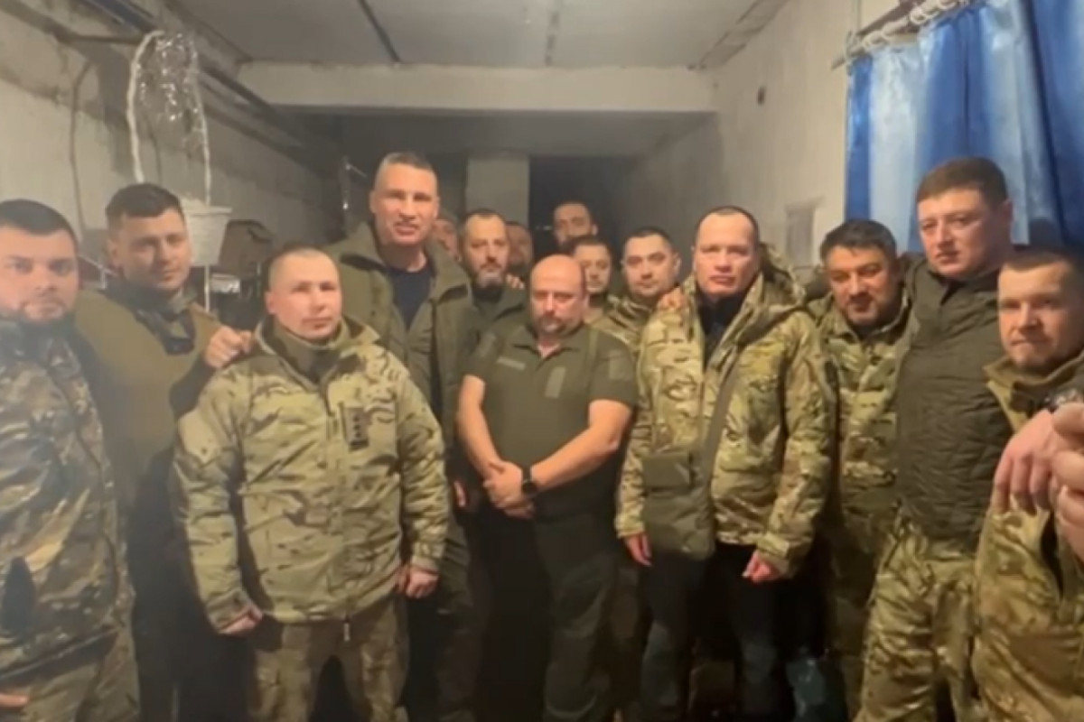 Бойцы пригласили: в сети показали, как Кличко встретил Новый год в Бахмуте