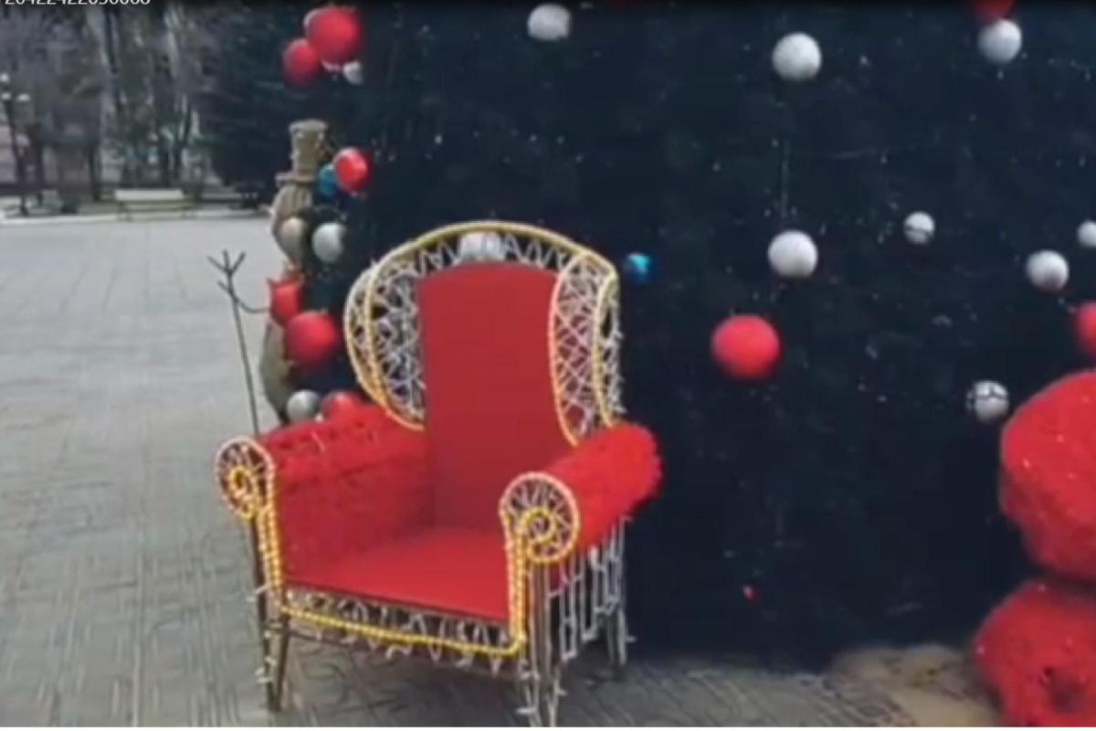 "Это кресло и подарок стояли в прошлом году": в Северодонецке оккупанты крадут даже декорации к елке "Это кресло и подарок стояли в прошлом году": в Северодонецке оккупанты крадут даже декорации к елке