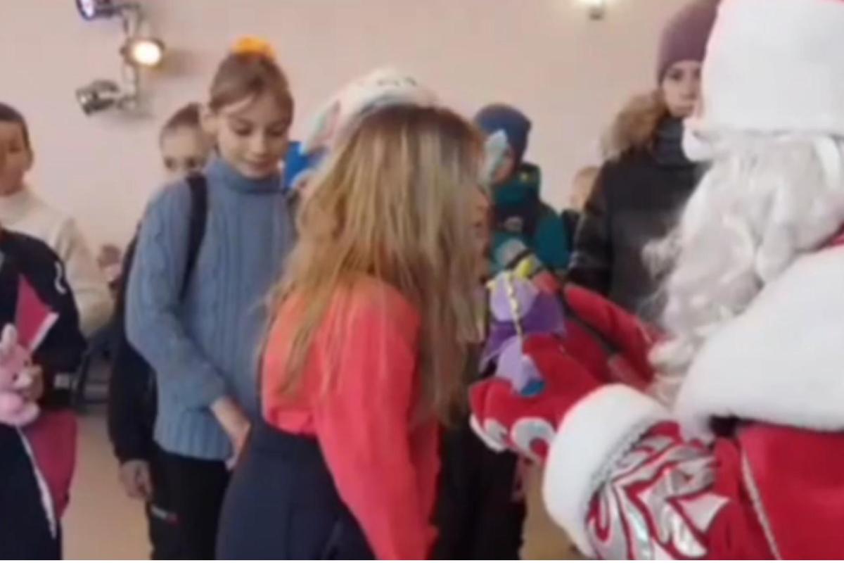 "А кадром закрили розбиті будинки": у мережі показали, як пройшов "новорічний ранок" у Сєвєродонецьку "А кадром закрили розбиті будинки": у мережі показали, як пройшов "новорічний ранок" у Сєвєродонецьку