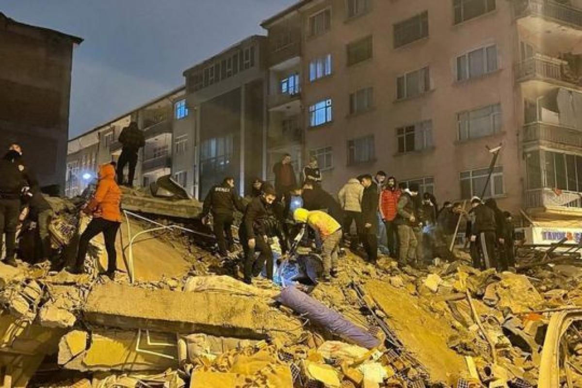 Будинки падають на очах: У Туреччині зафіксовано повторні підземні поштовхи (відео) Будинки падають на очах: У Туреччині зафіксовано повторні підземні поштовхи (відео)