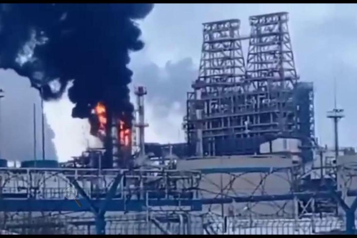 В России вспыхнул нефтеперерабатывающий завод: в сети показали, как горит путинская нефть (видео) В России вспыхнул нефтеперерабатывающий завод: в сети показали, как горит путинская нефть (видео)