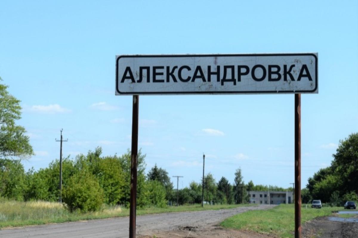 "Вот так защищают наши дома": в оккупированной Александровке в результате разборок между военными РФ сгорел дом