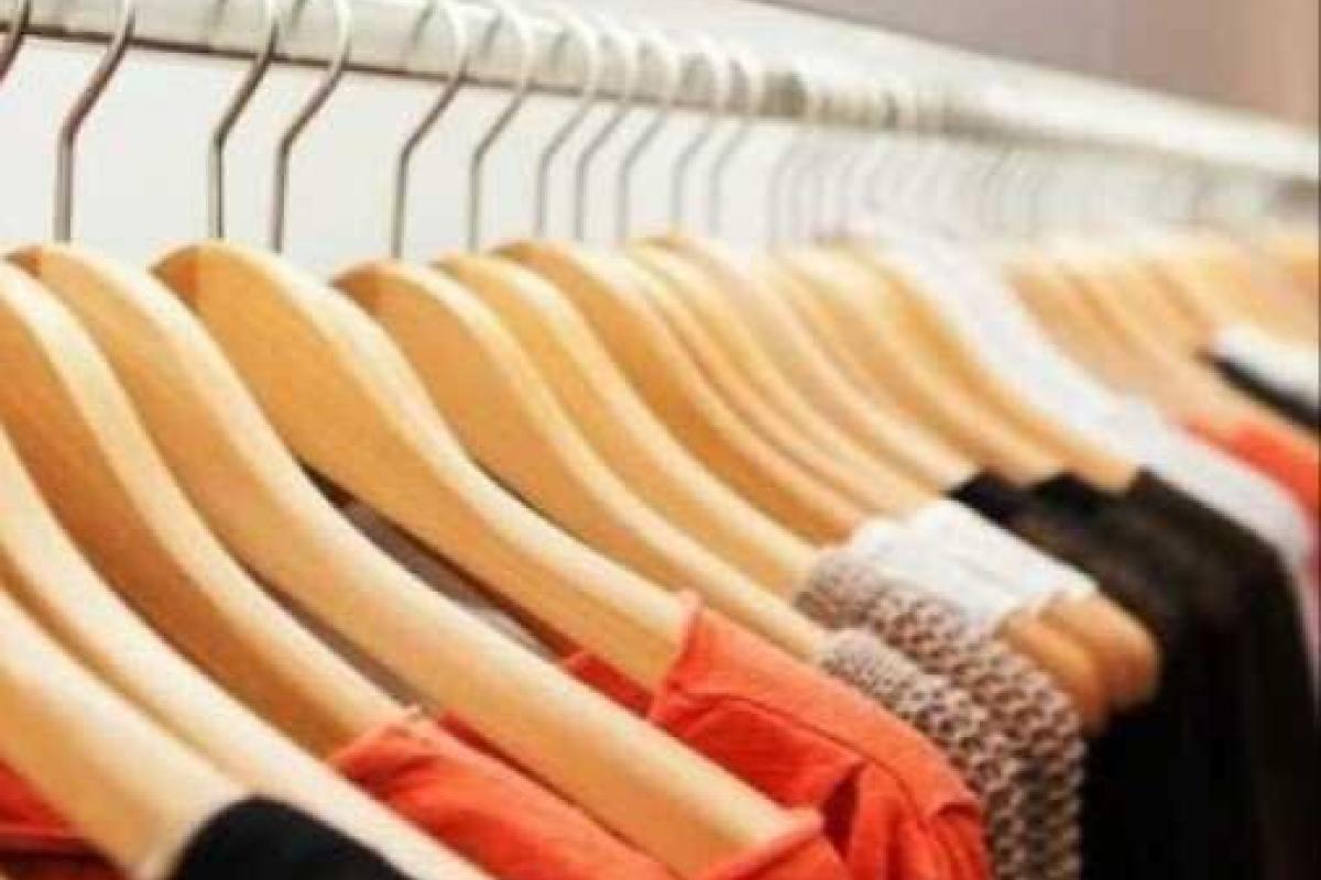 "Из вскрытых магазинов": В оккупированном Северодонецке открылся "Банк одежды" и библиотека