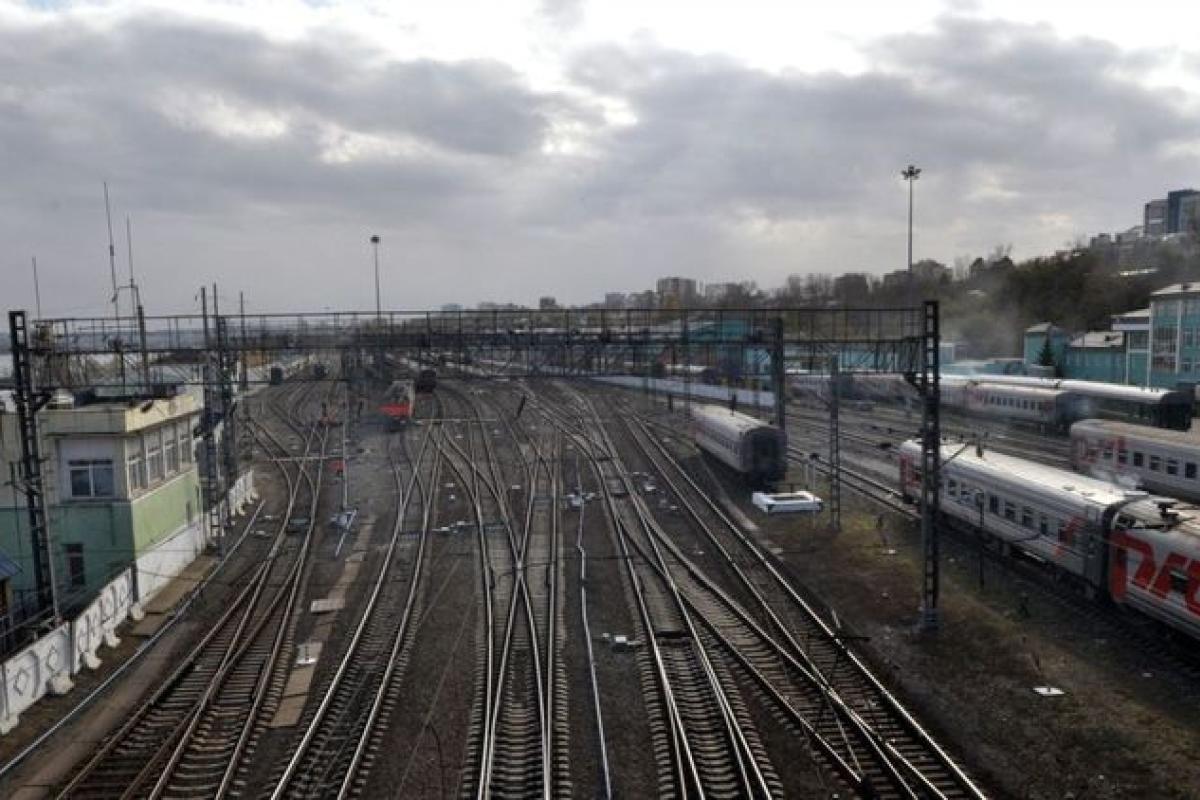 "И БК не поедет, и мобики тоже": На Луганщине "рельсовые партизаны" подожгли шкаф управления (видео)