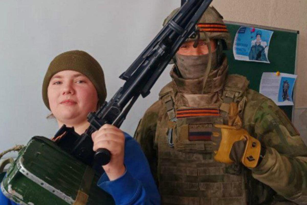 В одну из школ вблизи Северодонецка оккупанты принесли на "урок мужества" пулемет и пистолет В одну из школ вблизи Северодонецка оккупанты принесли на "урок мужества" пулемет и пистолет