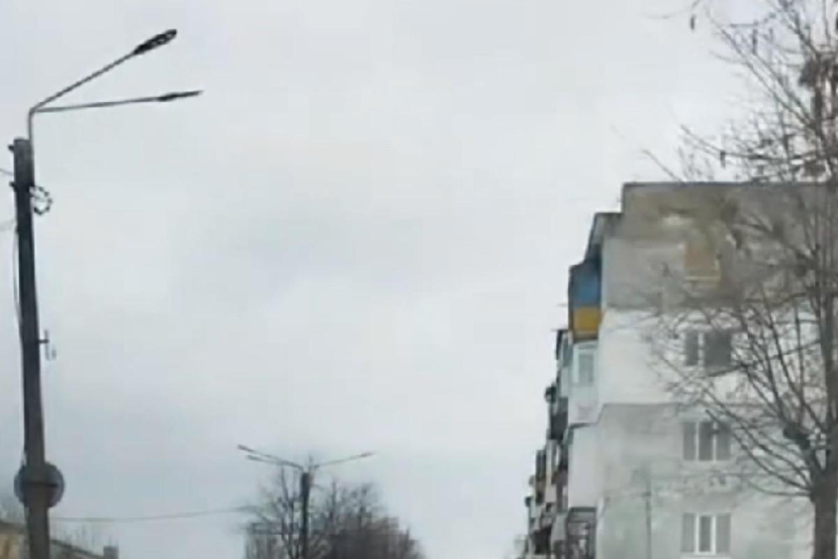 В Лисичанске "встретились" украинский и российский флаги: видео от очевидцев В Лисичанске "встретились" украинский и российский флаги: видео от очевидцев