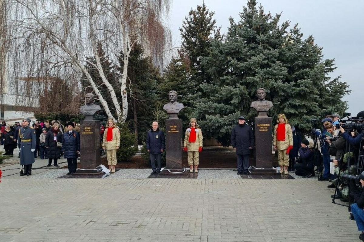 Навіть місто перейменували: у російському Волгограді відкрили пам'ятник Сталіну, чекають на Путіна (відео) Навіть місто перейменували: у російському Волгограді відкрили пам'ятник Сталіну, чекають на Путіна (відео)