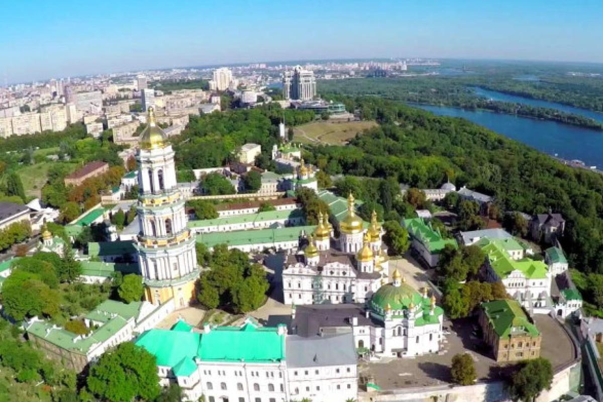 До Києво-Печерської Лаври приїхали члени комісії заповідника, віряни УПЦ блокують їхню роботу До Києво-Печерської Лаври приїхали члени комісії заповідника, віряни УПЦ блокують їхню роботу
