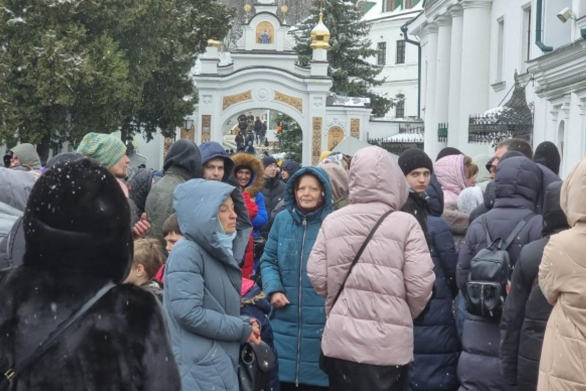Прощальный молебен: В Киево-Печерской лавре собрались сторонники УПЦ МП