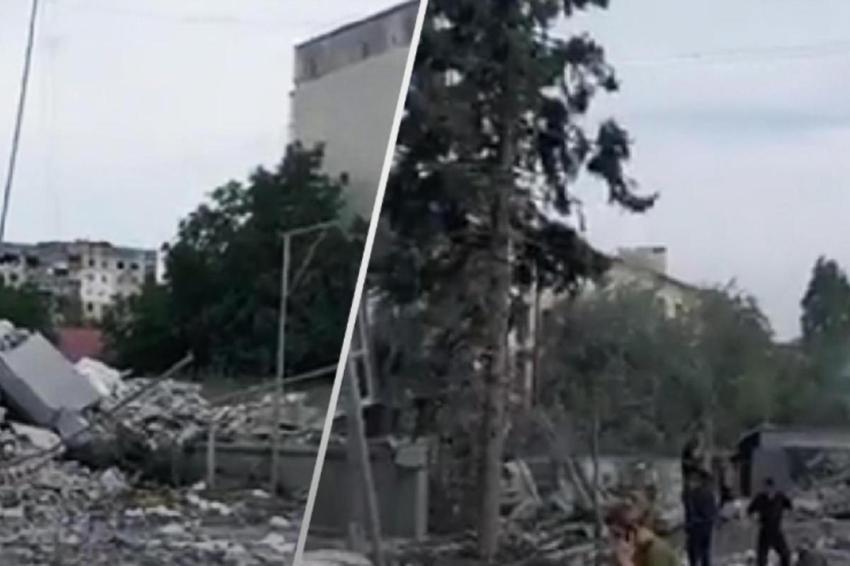 Протоптанная дорожка среди горы мусора: в сети показали, как сейчас выглядит бывшее здание СБУ в Лисичанске Протоптанная дорожка среди горы мусора: в сети показали, как сейчас выглядит бывшее здание СБУ в Лисичанске