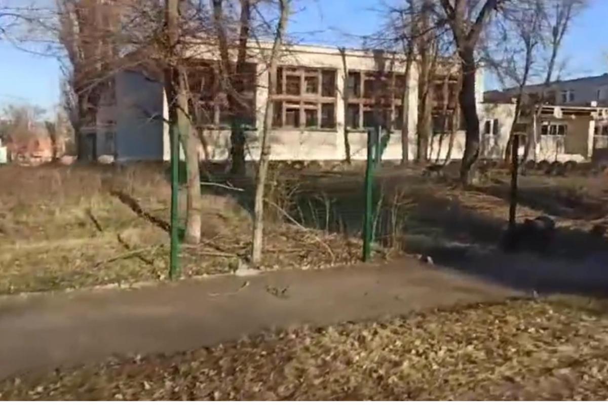 "А где куча людей, техники, строителей?": в сети показали один из разбитых районов Северодонецка