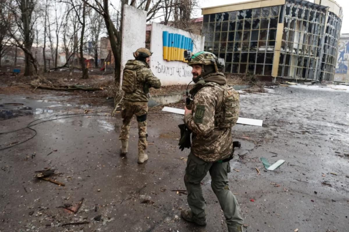 Пограничники на видео показали, как уничтожили укрытие "вагнеровцев" в Бахмуте Пограничники на видео показали, как уничтожили укрытие "вагнеровцев" в Бахмуте