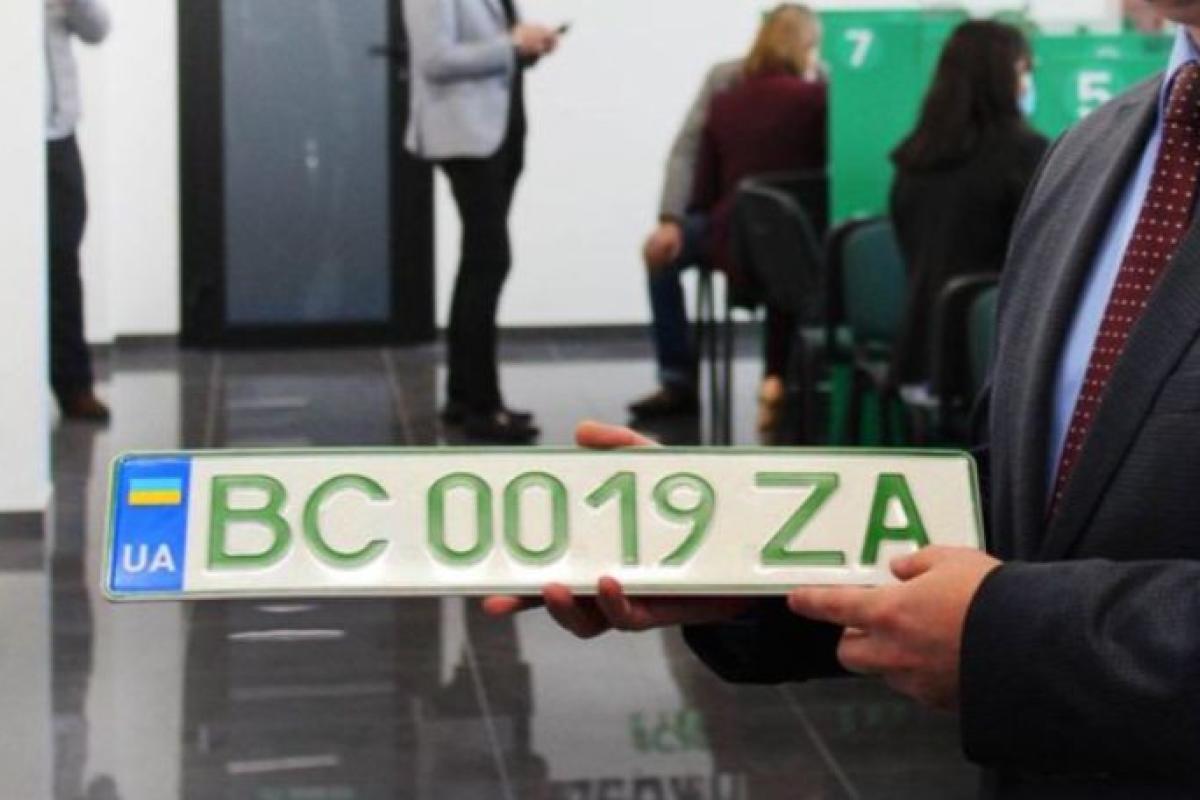 Кабмін заборонив виробляти індивідуальні номерні знаки, що містять символіку "Z" та "V" Кабмін заборонив виробляти індивідуальні номерні знаки, що містять символіку "Z" та "V"