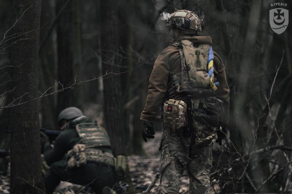 В МВД показали, как украинские военные сдерживают врага вблизи Кременной