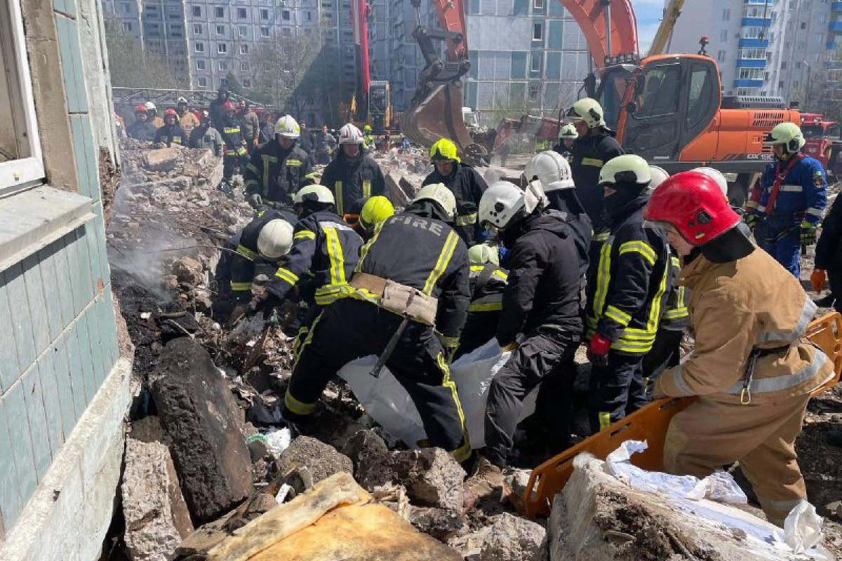 В Умани из-под завалов извлекли тела еще 2-х человек: кадры первых минут после российской атаки