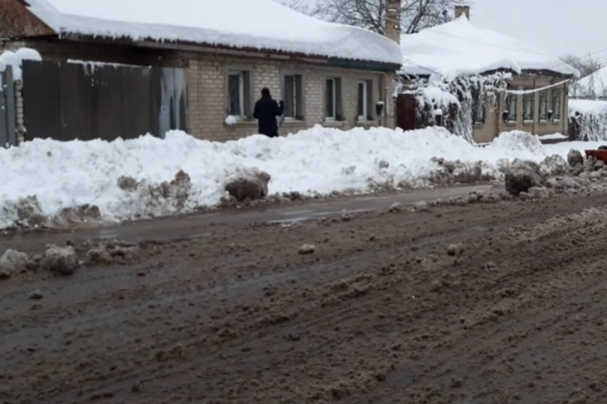 Огромные лужи и поваленные деревья: В сети показали последствия непогоды в оккупированном Лисичанске Огромные лужи и поваленные деревья: В сети показали последствия непогоды в оккупированном Лисичанске