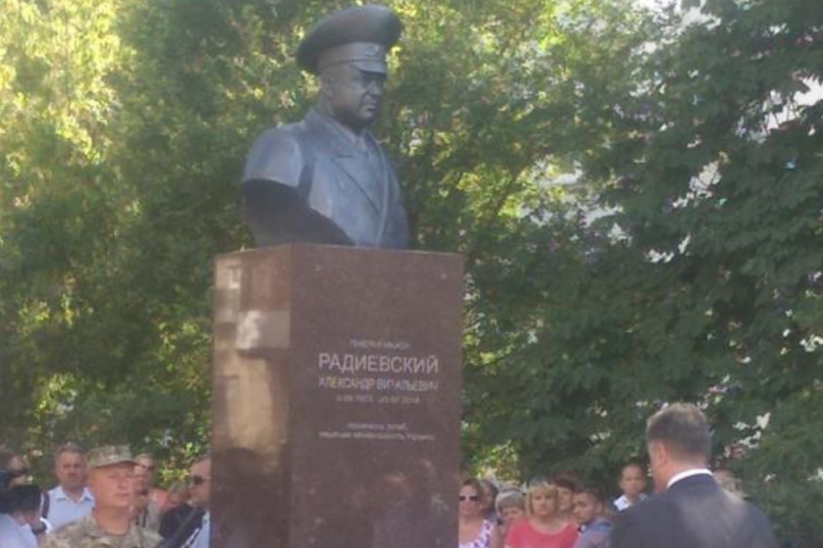 У Сєвєродонецьку окупанти спочатку осквернили тепер і закрили пам'ятник полковнику Радієвському У Сєвєродонецьку окупанти спочатку осквернили тепер і закрили пам'ятник полковнику Радієвському