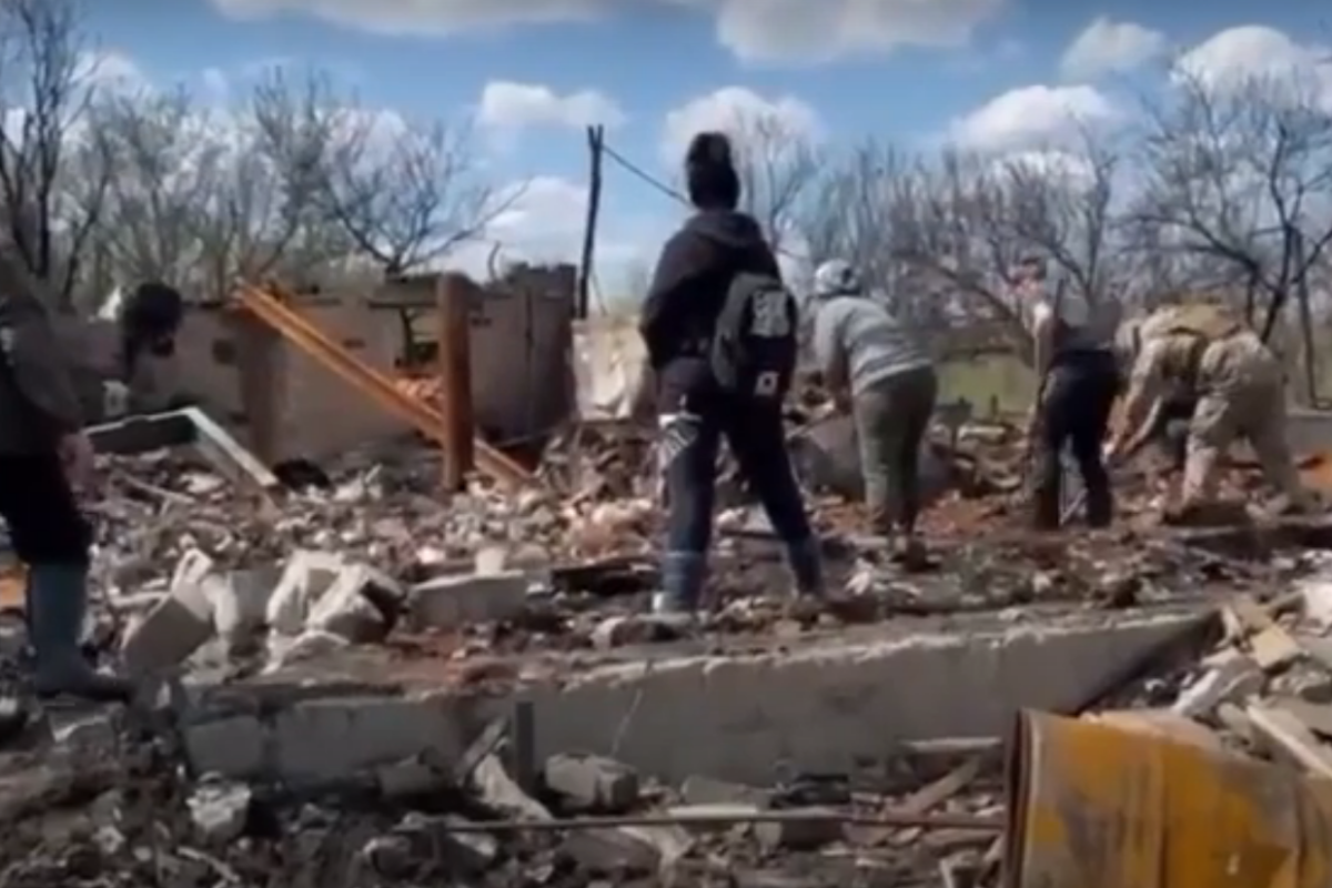 Из-под завалов достали троих погибших: полиция показала последствия российских обстрелов в Луганской области Из-под завалов достали троих погибших: полиция показала последствия российских обстрелов в Луганской области