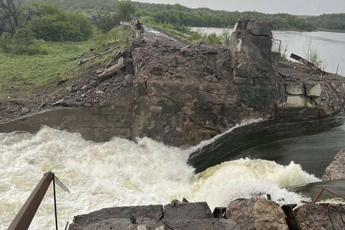 Росіяни зруйнували Карлівську дамбу на Донеччині: підтоплено 6 домогосподарств - відео Росіяни зруйнували Карлівську дамбу на Донеччині: підтоплено 6 домогосподарств - відео