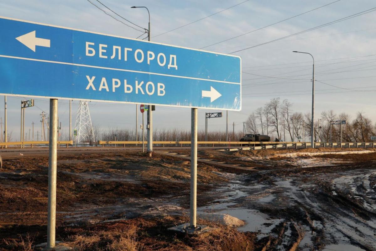 Шебекіно під потужним обстрілом, а людям забороняють про це говорити: на відео потрапив момент "прильоту" Шебекіно під потужним обстрілом, а людям забороняють про це говорити: на відео потрапив момент "прильоту"