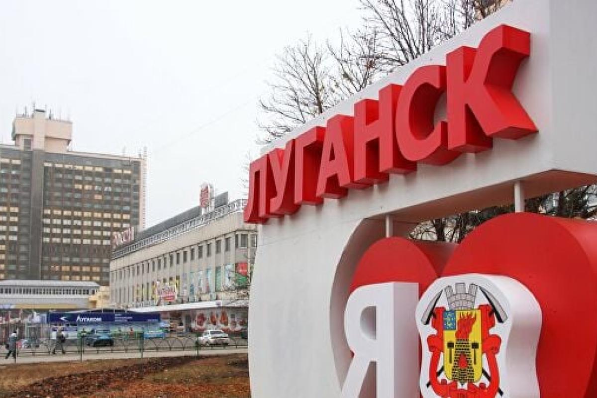 "Щось сильно горить і вибухає": у мережі повідомляють про "прильоти" у Луганську