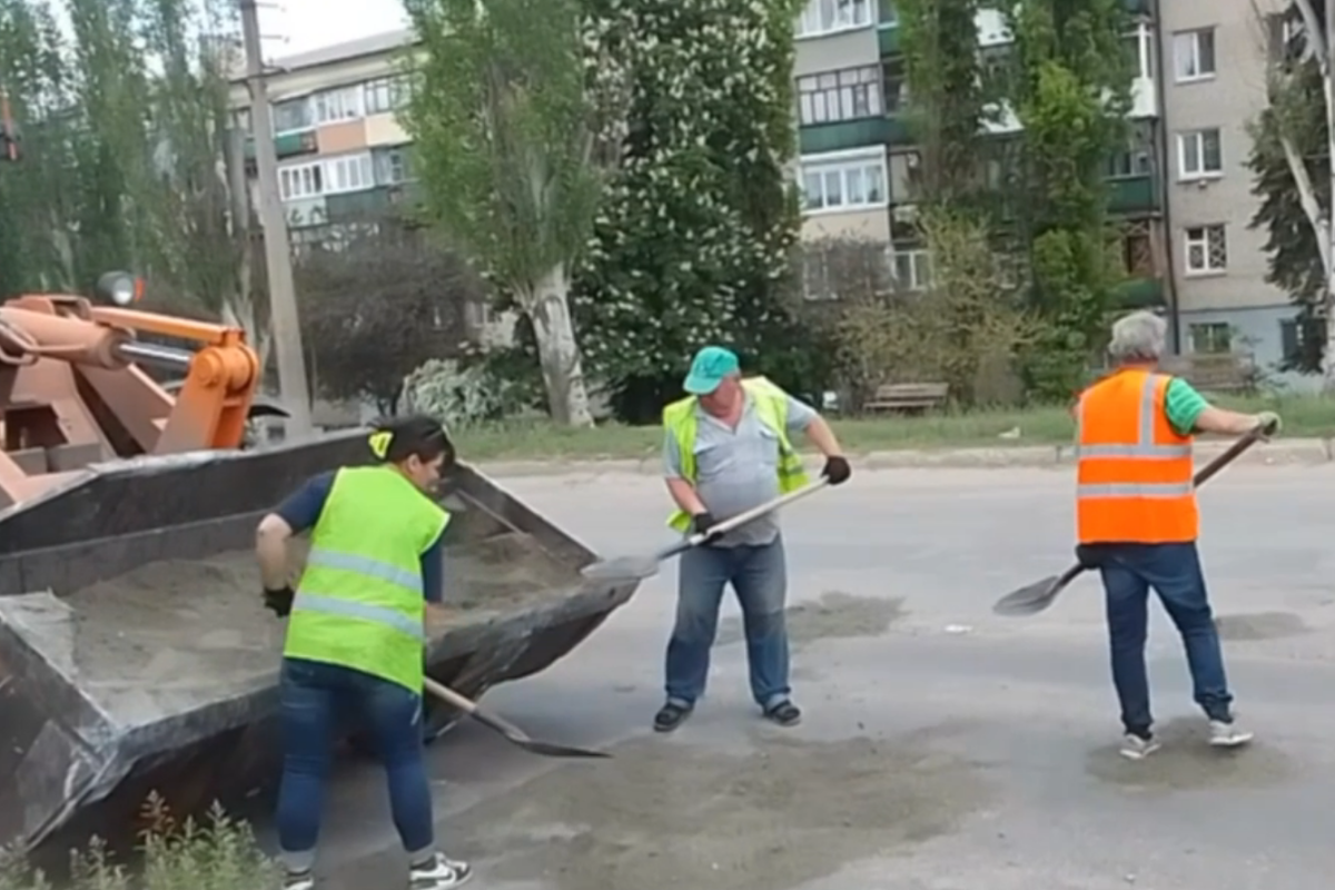 "Шлаком засыпали и ножками затоптали": В сети показали, как "ремонтируют" дороги в оккупированном Лисичанске "Шлаком засыпали и ножками затоптали": В сети показали, как "ремонтируют" дороги в оккупированном Лисичанске