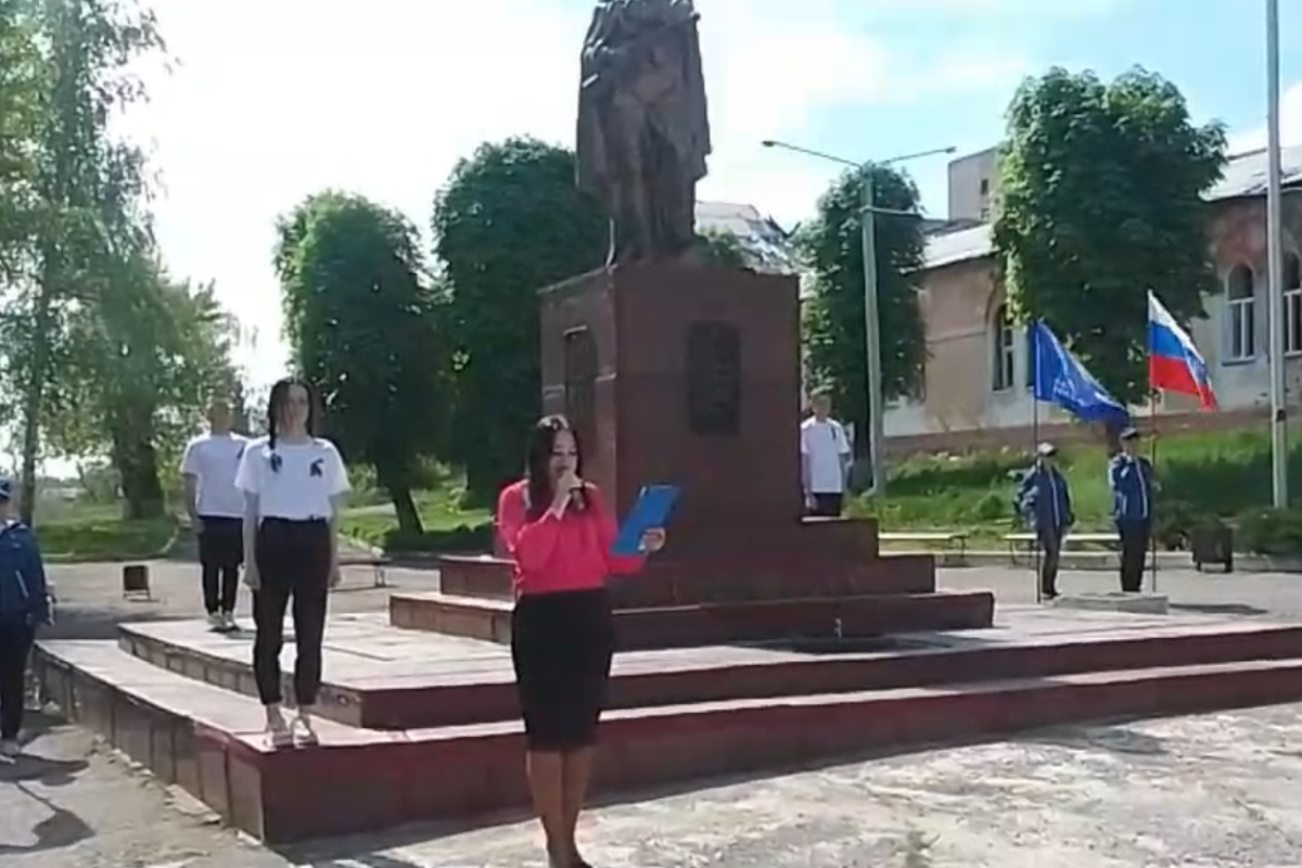 "Города разбиты, зато тряпки висят": как прошел "День победобесия" в Северодонецке и Лисичанске