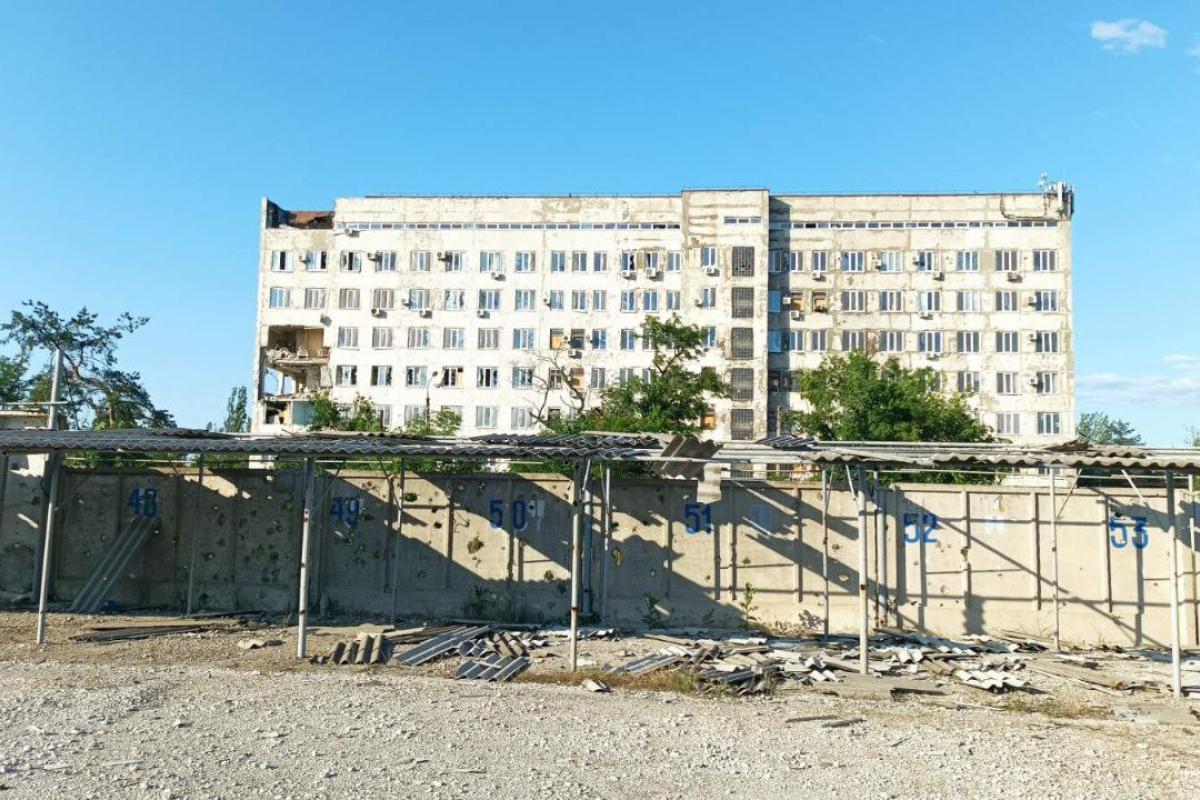 "Навіть згорілі машини не прибрали": у мережі показали, як зараз виглядає "відновлена" лікарня у Сєвєродонецьку "Навіть згорілі машини не прибрали": у мережі показали, як зараз виглядає "відновлена" лікарня у Сєвєродонецьку