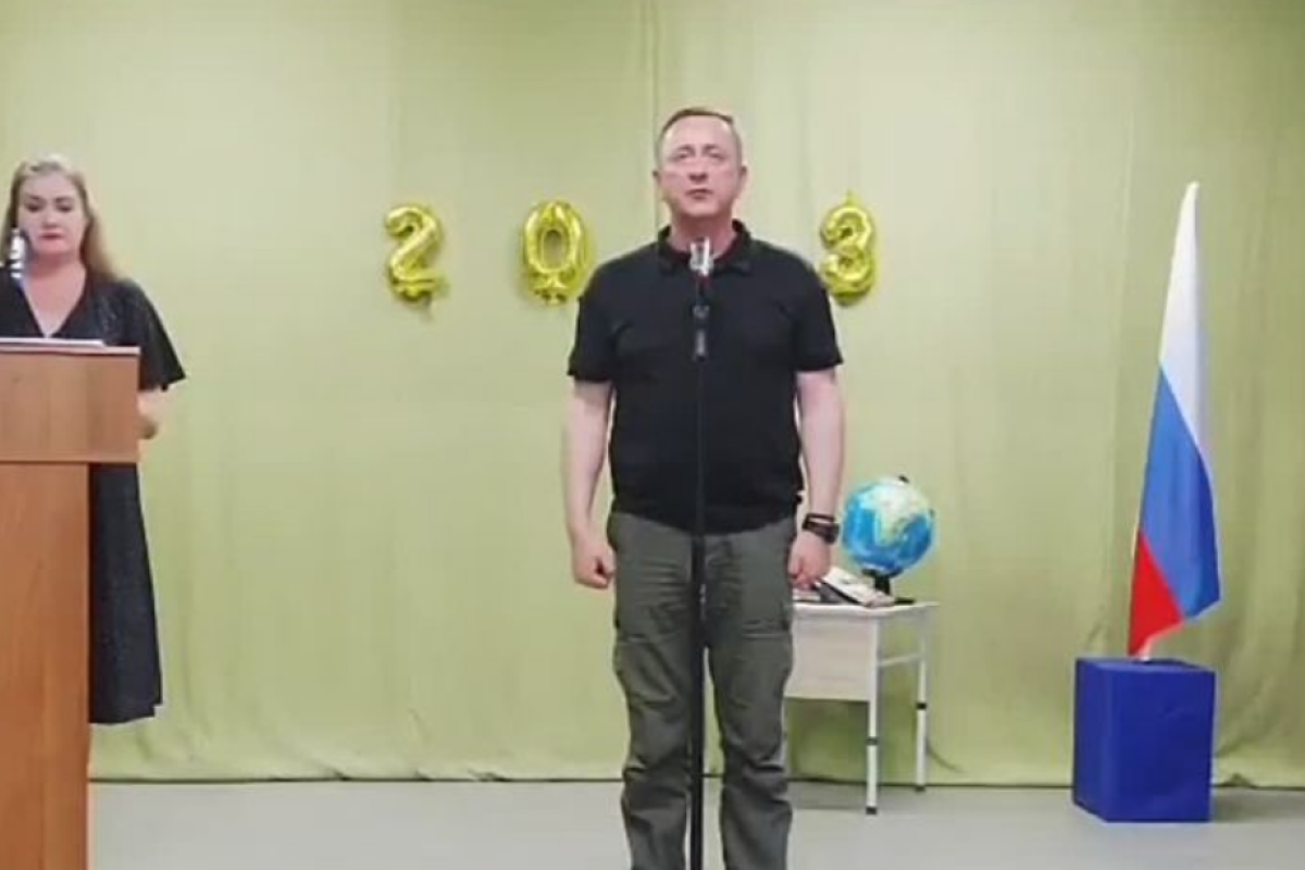 "Будьте щасливі!": Випускники окупованого Сєвєродонецька отримали "атестати" РФ - фото "Будьте щасливі!": Випускники окупованого Сєвєродонецька отримали "атестати" РФ - фото