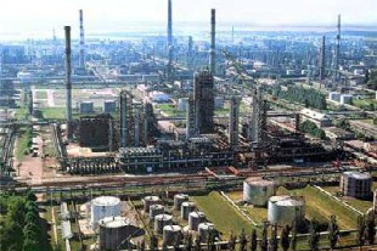 "У яблучко": Українські військові показали, як знищують ворожу техніку на НПЗ у Лисичанську "У яблучко": Українські військові показали, як знищують ворожу техніку на НПЗ у Лисичанську