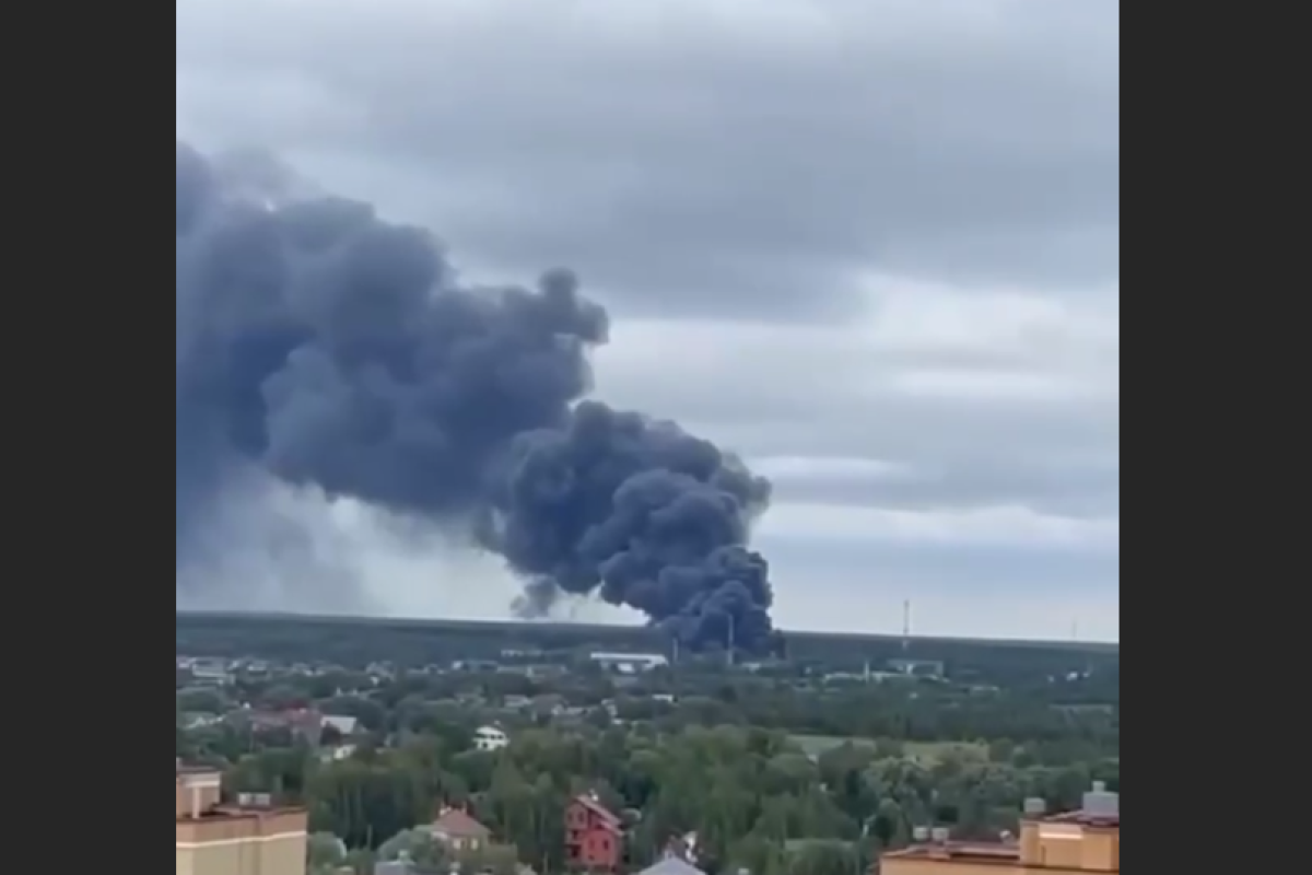 "Жодного дня без вогника": У підмосковному Раменському сталася сильна пожежа у промзоні - відео