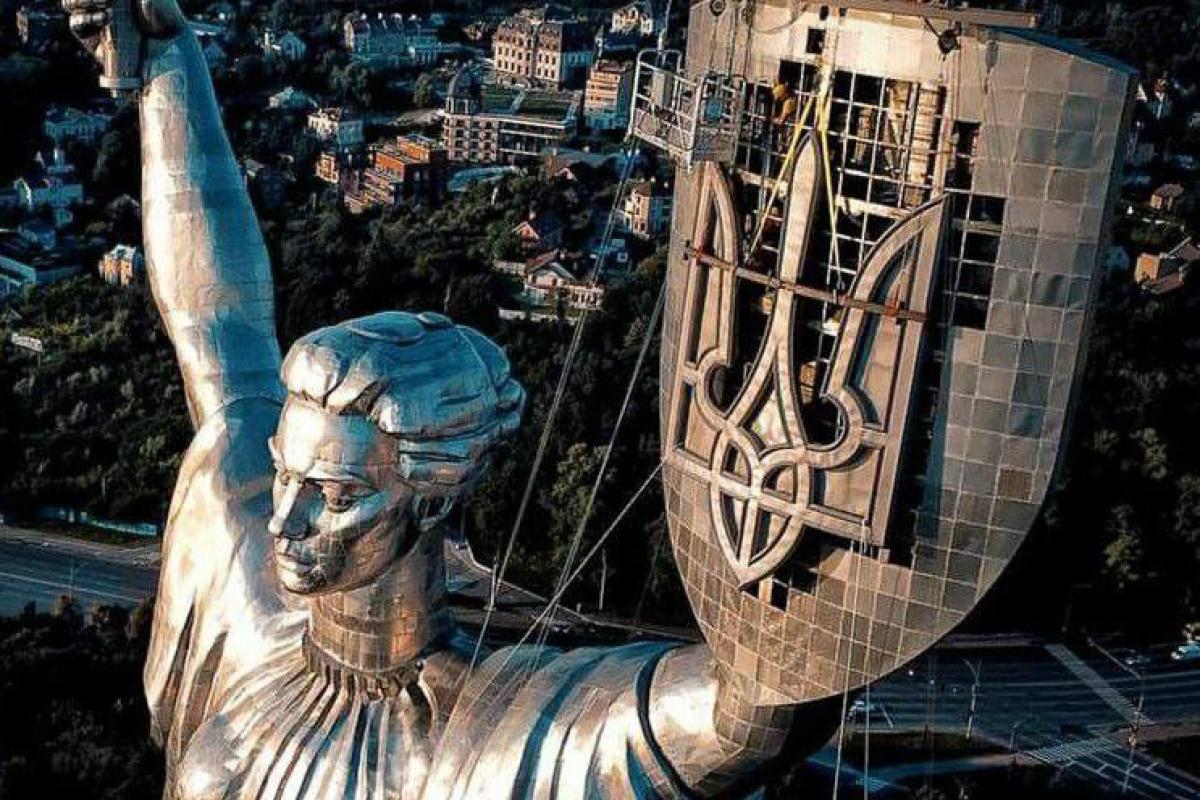 Тризуб на місці. У Києві на монумент "Батьківщина-мати" підняли герб: відео