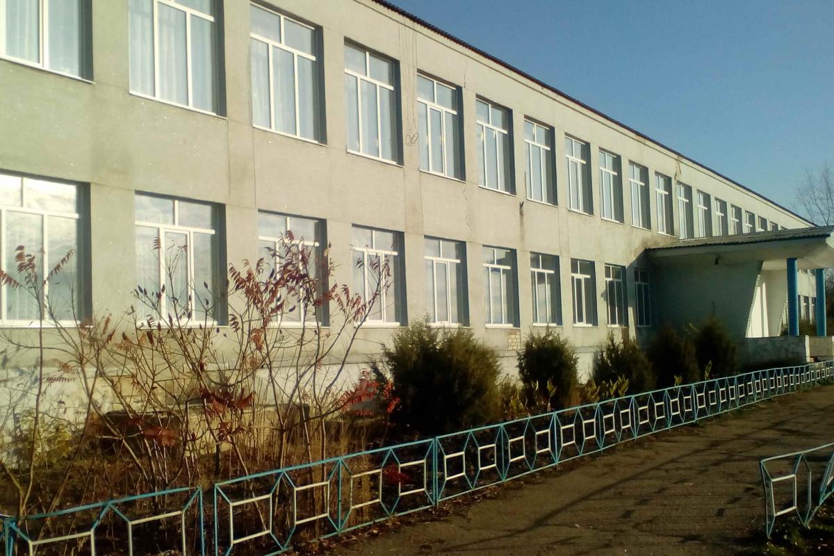 "Окон нет, зато заборчик выкрашен в триколор": В сети показали, как выглядит "восстановленная" школа в Варваровке на Луганщине "Окон нет, зато заборчик выкрашен в триколор": В сети показали, как выглядит "восстановленная" школа в Варваровке на Луганщине
