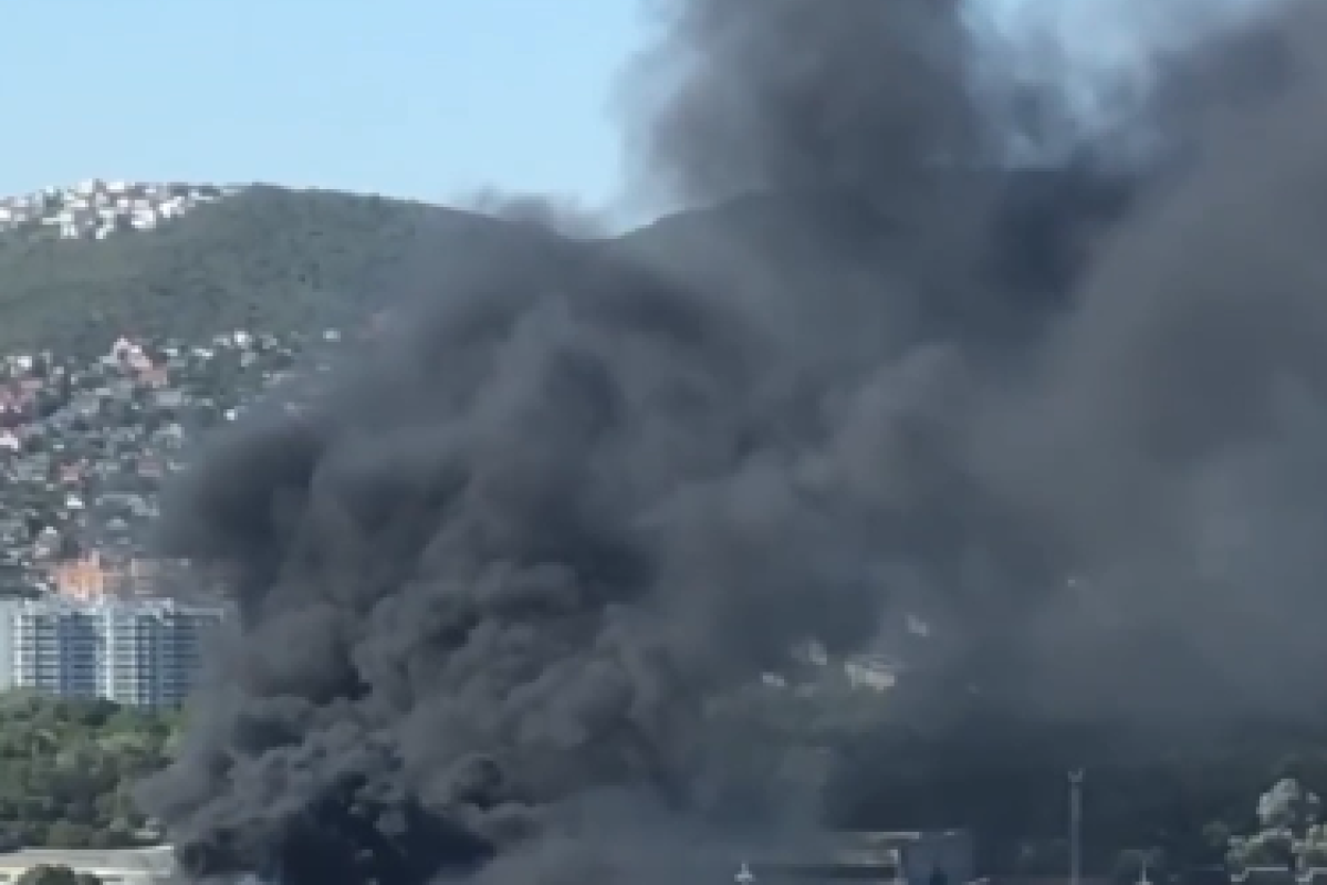 В Новороссийске вспыхнул мощный пожар в грузовом терминале: горят и взрываются бочки с горючим маслом - видео В Новороссийске вспыхнул мощный пожар в грузовом терминале: горят и взрываются бочки с горючим маслом - видео