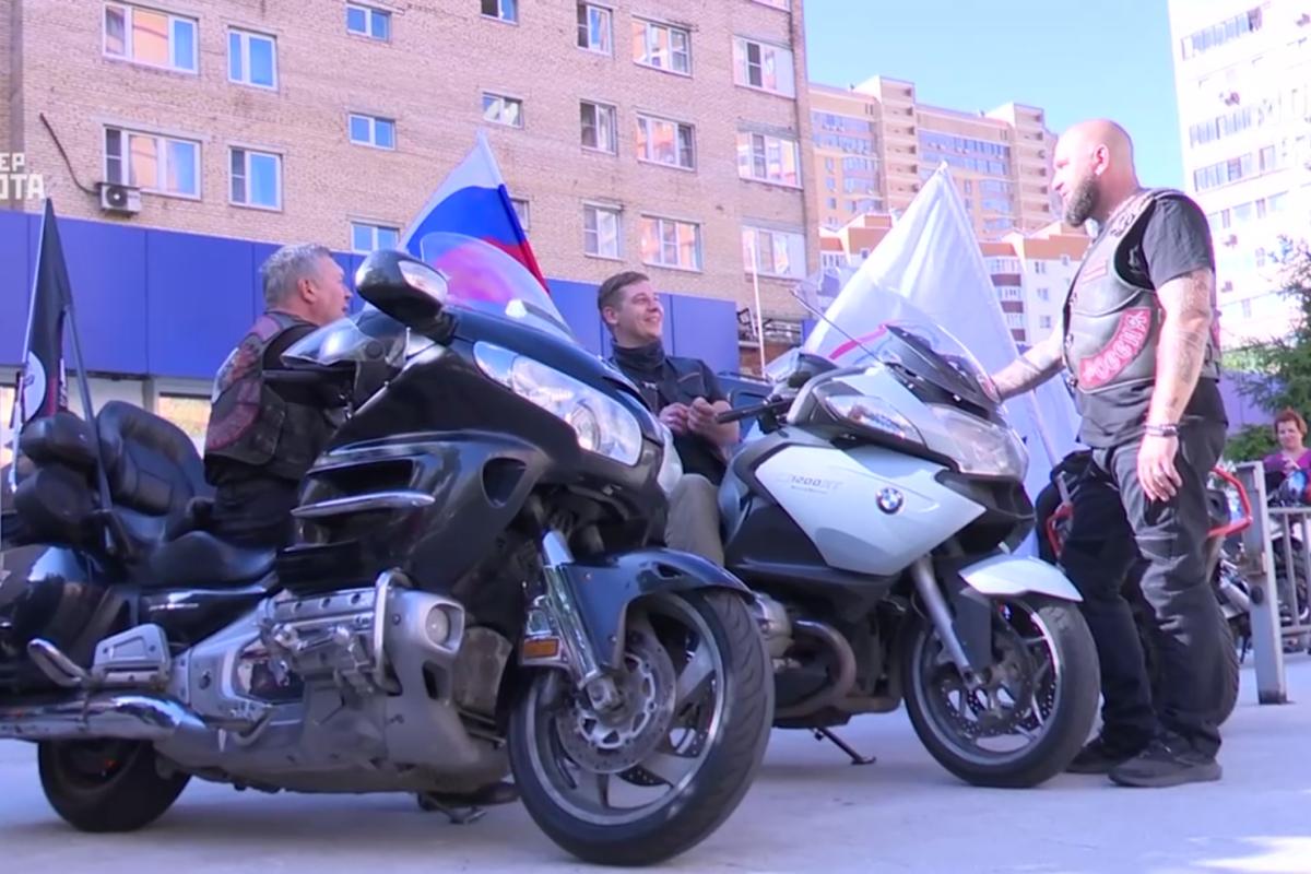 Мотопробег в Лисичанск: Россияне развлекали жителей оккупированного города "силовыми конкурсами" (фото) Мотопробег в Лисичанск: Россияне развлекали жителей оккупированного города "силовыми конкурсами" (фото)