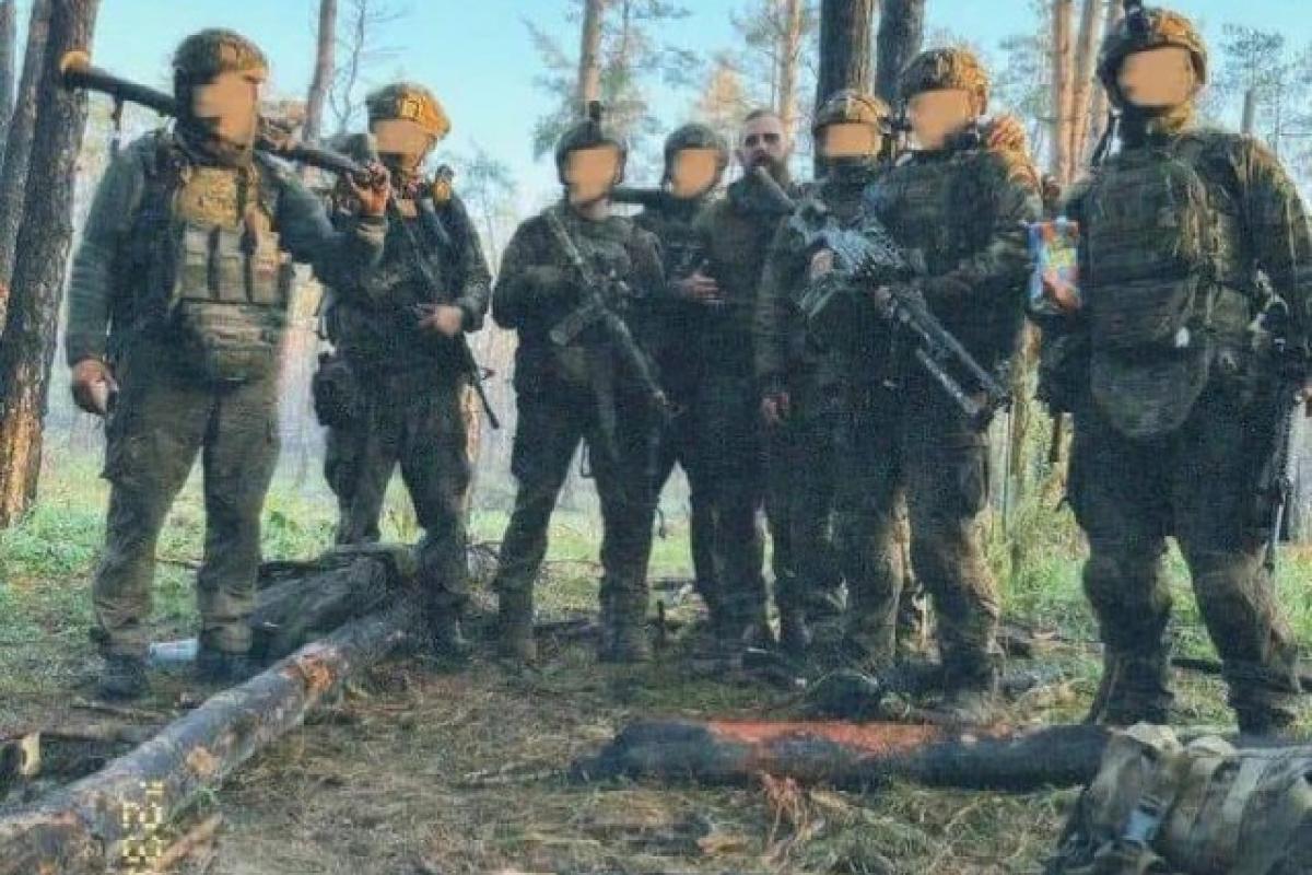 Под Кременной бойцы "Азова" продвинулись на глубину до 400 м: в сети показали штурм позиций противника Под Кременной бойцы "Азова" продвинулись на глубину до 400 м: в сети показали штурм позиций противника